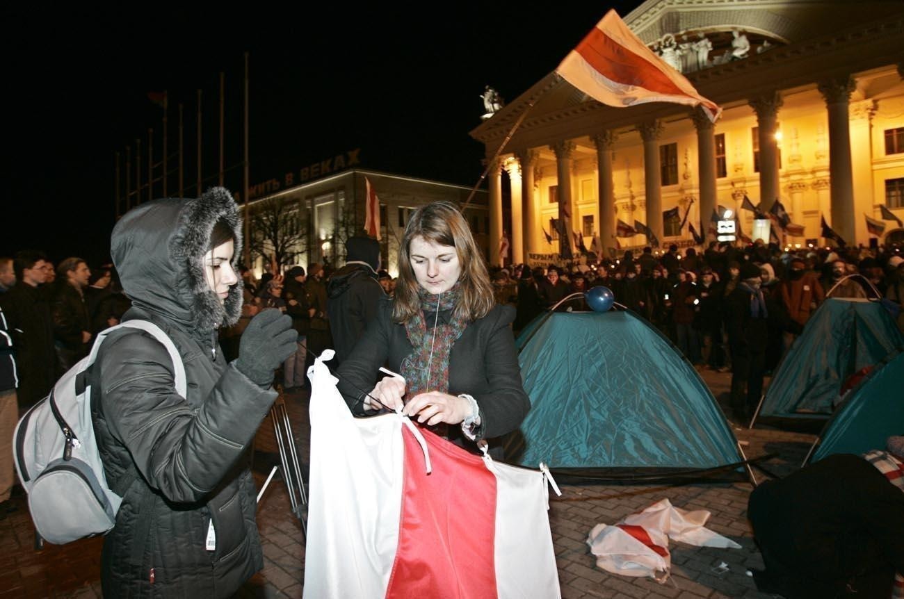 Участники разбили палаточный городок и находились там всю ночь, Минск, 21 марта 2006 года.